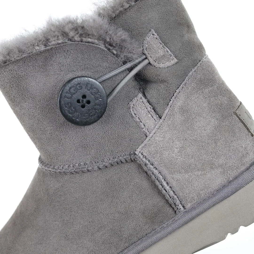 Pick up locally 💰560 Core recommended good price It is a very suitable choice for home furnishings. In the new year, uug launched a series of styles, which are partial to the preferences of young consumers and have also moved to the forefront of fashion trends. Shoe body material: water-repellent coated suede upper, 17 mm UGGPURE™ implantable wool insole, lightweight non-slip and comfortable rubber outsole, with brand LOGO and trademark, with full packaging Size: 35 36 37 38 39 40